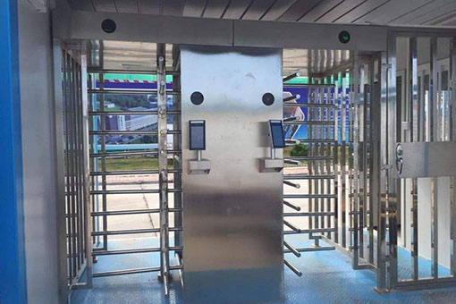 建筑工地安裝人臉識別實(shí)名制考勤系統(tǒng)，保障工人合法權(quán)益